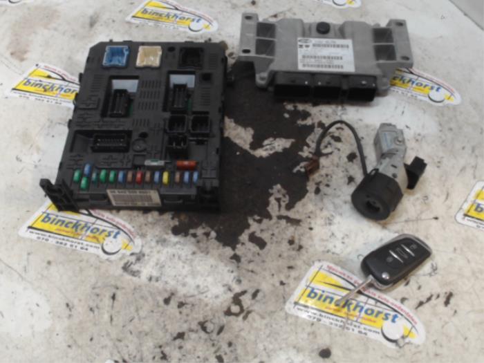 Used Ignition lock + computer Peugeot 407 (6D) 2.0 16V Price € 183,75 Margin scheme offered by Binckhorst BV