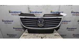 Used Grille Volkswagen Passat (3C2) 2.0 FSI 16V Price € 31,50 Margin scheme offered by Binckhorst BV