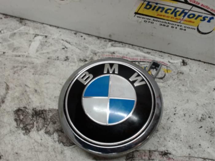 Poignée hayon d'un BMW 1 serie (E87/87N) 118i 16V 2008