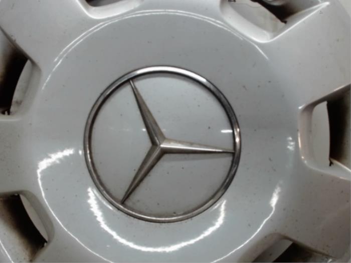 Tapacubos de un Mercedes-Benz B (W245,242) 1.7 B-170 16V 2005