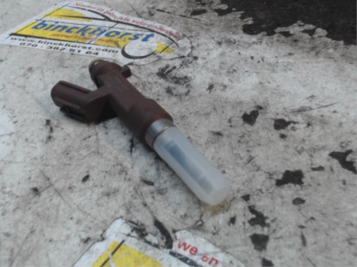 Injektor (Benzineinspritzung) van een Toyota Aygo (B40) 1.0 12V VVT-i 2020