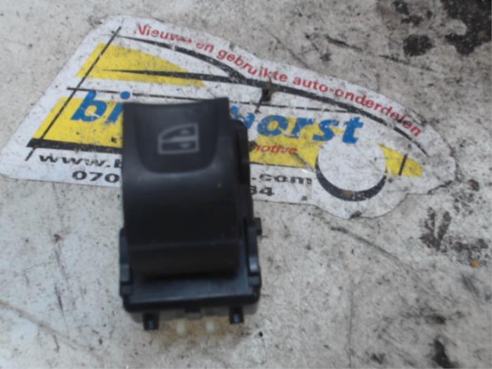 Usados Interruptor de ventanilla eléctrica Renault Twingo III (AH) 1.0 SCe 70 12V Precio € 15,75 Norma de margen ofrecido por Binckhorst BV