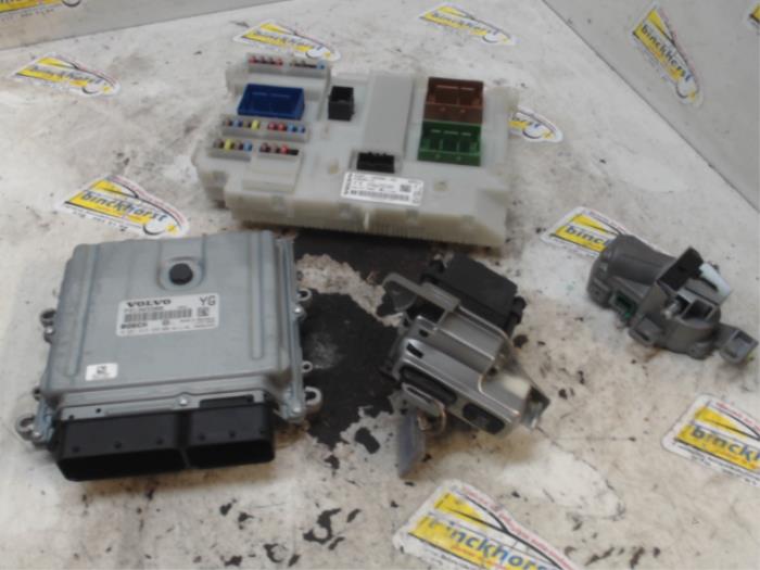 Used Ignition lock + computer Volvo XC70 (BZ) 2.4 D 20V Price € 183,75 Margin scheme offered by Binckhorst BV