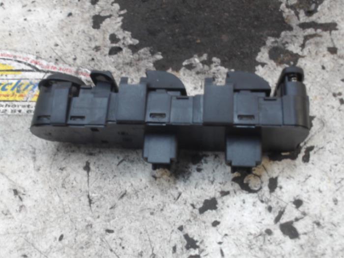 Electric window switch from a Peugeot 407 (6D) 2.0 16V 2007