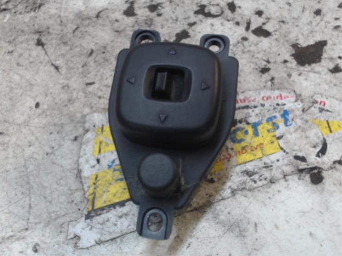 Usados Interruptor de retrovisor Mazda 2 (NB/NC/ND/NE) 1.4 16V Precio € 10,50 Norma de margen ofrecido por Binckhorst BV