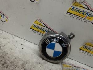 Usagé Poignée hayon BMW 1 serie (E87/87N) 120i 16V Prix € 19,95 Règlement à la marge proposé par Binckhorst BV