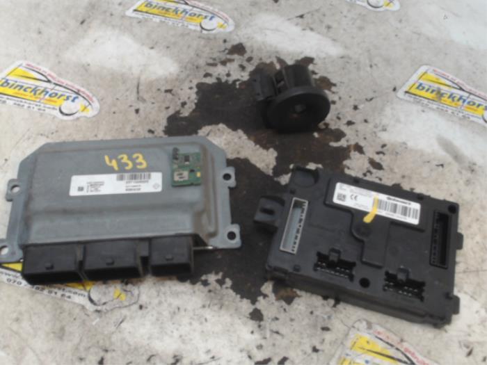 Used Ignition lock + computer Dacia Sandero II 1.0 Sce 75 12V Price € 210,00 Margin scheme offered by Binckhorst BV