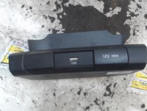 Usados Conexión AUX-USB Kia Picanto (JA) 1.0 DPi 12V Precio € 26,25 Norma de margen ofrecido por Binckhorst BV