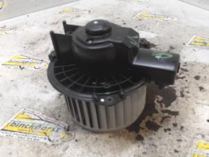 Usados Motor de ventilador de calefactor Suzuki Alto (GF) 1.0 12V Precio € 31,50 Norma de margen ofrecido por Binckhorst BV