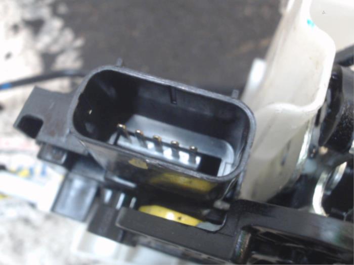 Rear door lock mechanism 4-door, left from a Hyundai i10 (B5) 1.0 12V 2018