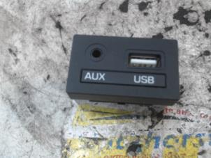 Używane Zlacze AUX/USB Hyundai i10 (B5) 1.0 12V Cena € 36,75 Procedura marży oferowane przez Binckhorst BV