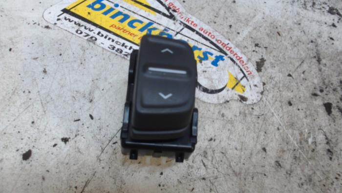 Usados Interruptor de ventanilla eléctrica Dacia Logan MCV II/III/Sandero Wagon 0.9 TCE 12V Precio € 10,50 Norma de margen ofrecido por Binckhorst BV