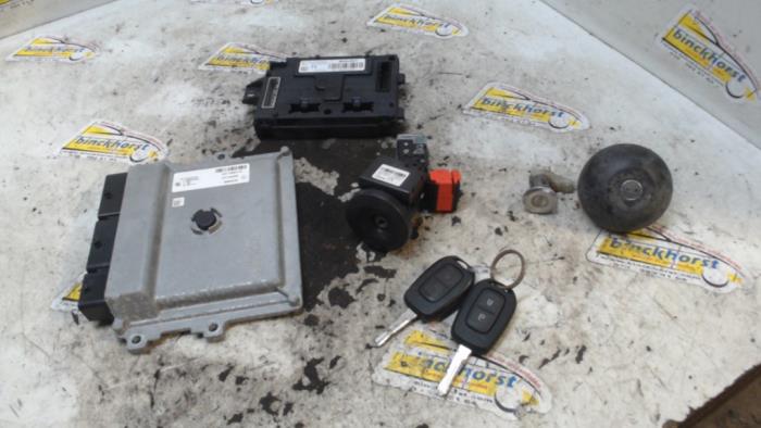 Used Ignition lock + computer Dacia Logan MCV II/III/Sandero Wagon 0.9 TCE 12V Price € 141,75 Margin scheme offered by Binckhorst BV