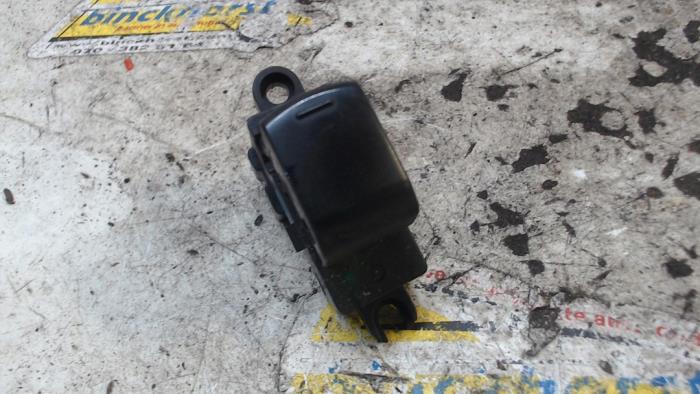 Usados Interruptor de ventanilla eléctrica Nissan Note (E11) 1.5 dCi 90 Precio € 10,50 Norma de margen ofrecido por Binckhorst BV