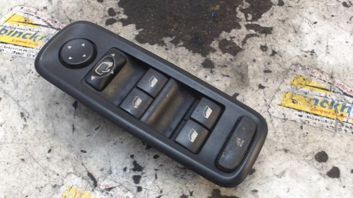 Usados Interruptor de ventanilla eléctrica Peugeot 807 2.2 16V Precio € 36,75 Norma de margen ofrecido por Binckhorst BV