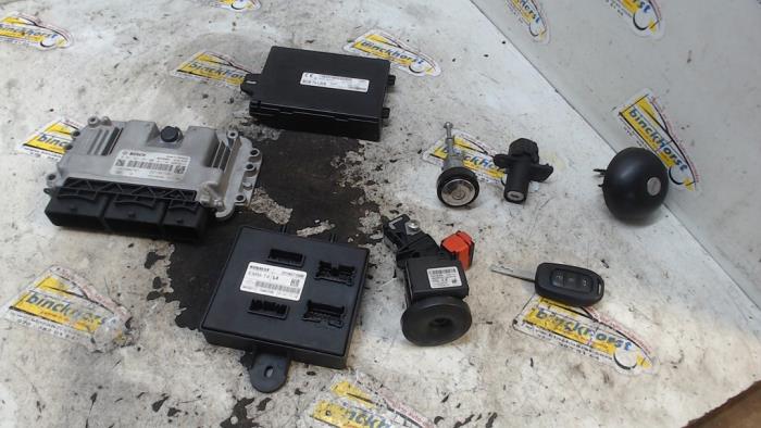 Used Ignition lock + computer Renault Twingo III (AH) 1.0 SCe 70 12V Price € 210,00 Margin scheme offered by Binckhorst BV