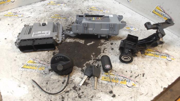 Used Ignition lock + computer Fiat Doblo Cargo (263) 1.6 D Multijet Price € 183,75 Margin scheme offered by Binckhorst BV