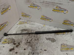 Begagnade Gasfjäder, höger bak Ford Mondeo IV Wagon 1.6 TDCi 16V Pris € 15,75 Marginaltabell erbjuds av Binckhorst BV