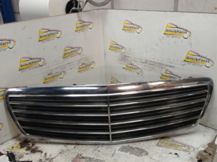 Begagnade Grill Mercedes E (W211) 1.8 E-200 K 16V Pris € 42,00 Marginaltabell erbjuds av Binckhorst BV