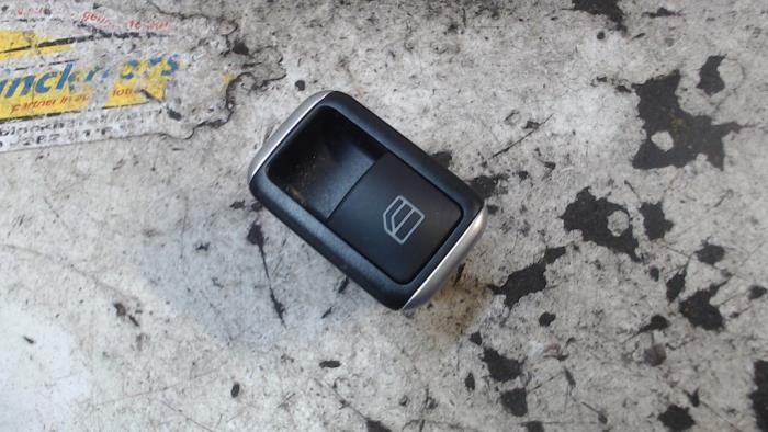 Usados Interruptor de ventanilla eléctrica Tesla Model S 85D Precio € 15,75 Norma de margen ofrecido por Binckhorst BV
