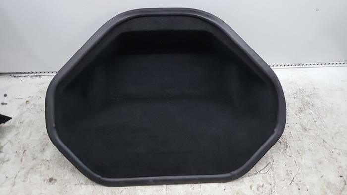 Używane Schowek Tesla Model S 85D Cena € 114,45 Procedura marży oferowane przez Binckhorst BV