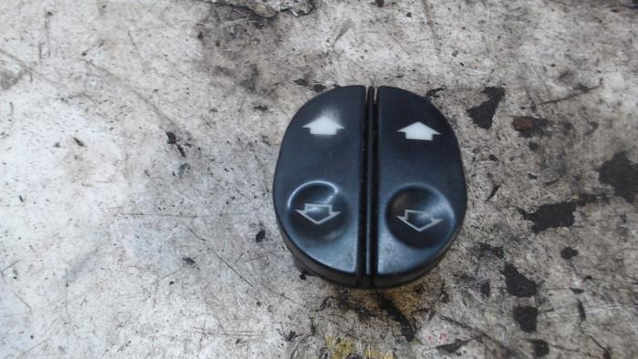 Usados Interruptor de ventanilla eléctrica Ford Transit Connect 1.8 TDCi 75 Precio € 15,75 Norma de margen ofrecido por Binckhorst BV