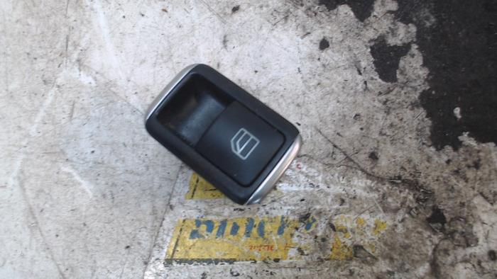 Usados Interruptor de ventanilla eléctrica Tesla Model S 85D Precio € 15,75 Norma de margen ofrecido por Binckhorst BV