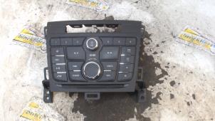 Usagé Panneau commande radio Opel Zafira Tourer (P12) 1.6 CDTI 16V ecoFLEX 136 Prix € 78,75 Règlement à la marge proposé par Binckhorst BV