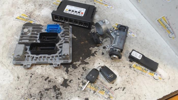 Used Ignition lock + computer Opel Zafira Tourer (P12) 1.6 CDTI 16V ecoFLEX 136 Price € 157,50 Margin scheme offered by Binckhorst BV