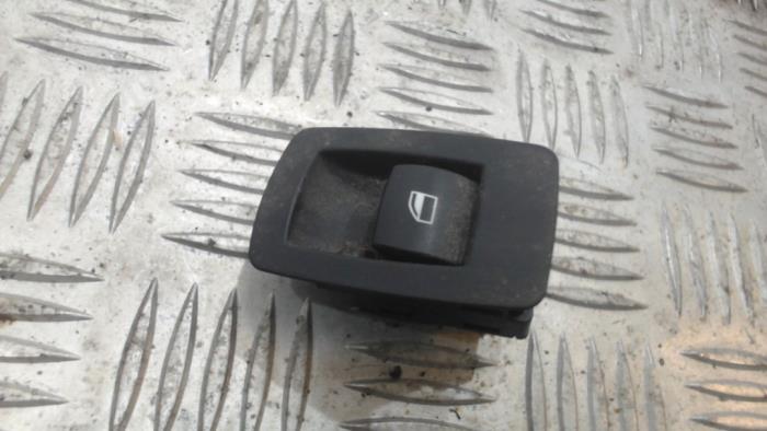 Usados Interruptor de ventanilla eléctrica BMW X5 (E70) xDrive 40d 3.0 24V Precio € 10,50 Norma de margen ofrecido por Binckhorst BV