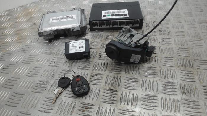Used Ignition lock + computer Chevrolet Suburban 5.3 V8 FlexFuel 4x4 Price € 367,50 Margin scheme offered by Binckhorst BV