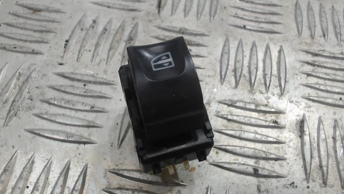 Usados Interruptor de ventanilla eléctrica Renault Clio IV (5R) 0.9 Energy TCE 90 12V Precio € 10,50 Norma de margen ofrecido por Binckhorst BV