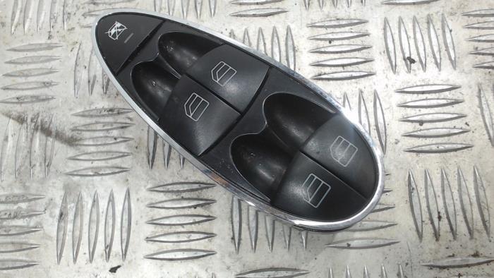 Usados Interruptor de ventanilla eléctrica Mercedes E (W211) 3.5 E-350 V6 24V Precio € 26,25 Norma de margen ofrecido por Binckhorst BV