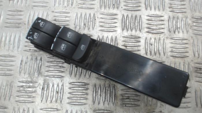 Usados Interruptor de ventanilla eléctrica Saab 9-3 Sport Estate (YS3F) 1.9 TiD Precio € 31,50 Norma de margen ofrecido por Binckhorst BV