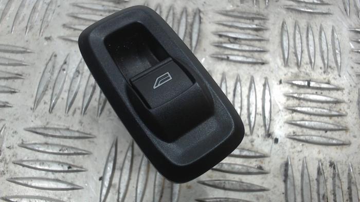 Usados Interruptor de ventanilla eléctrica Ford Fiesta 6 (JA8) 1.25 16V Precio € 10,50 Norma de margen ofrecido por Binckhorst BV