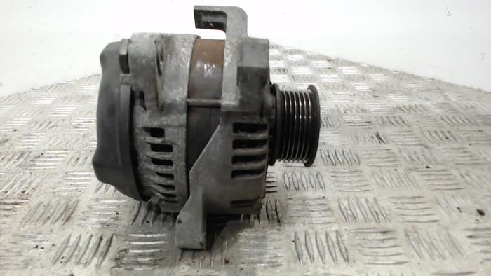 Dynamo van een Toyota Avensis Verso (M20) 2.0 16V VVT-i D-4 2004
