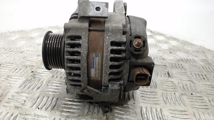 Dynamo van een Toyota Avensis Verso (M20) 2.0 16V VVT-i D-4 2004