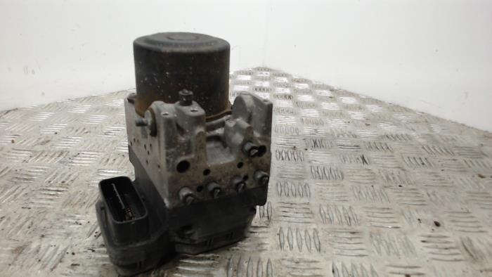 Usagé Bloc ABS Toyota Avensis Verso (M20) 2.0 16V VVT-i D-4 Prix € 72,45 Règlement à la marge proposé par Binckhorst BV