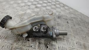Używane Glówny cylinder hamulcowy Ford Fiesta 5 (JD/JH) 1.4 16V Cena € 21,00 Procedura marży oferowane przez Binckhorst BV