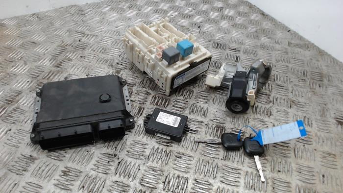Used Ignition lock + computer Toyota Yaris II (P9) 1.3 16V VVT-i Price € 131,25 Margin scheme offered by Binckhorst BV