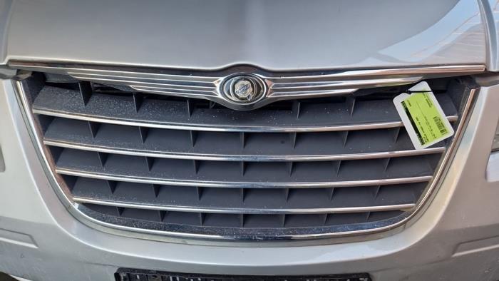 Używane Grill Chrysler Voyager/Grand Voyager (RT) 2.8 CRD 16V Grand Voyager Cena € 99,75 Procedura marży oferowane przez Binckhorst BV