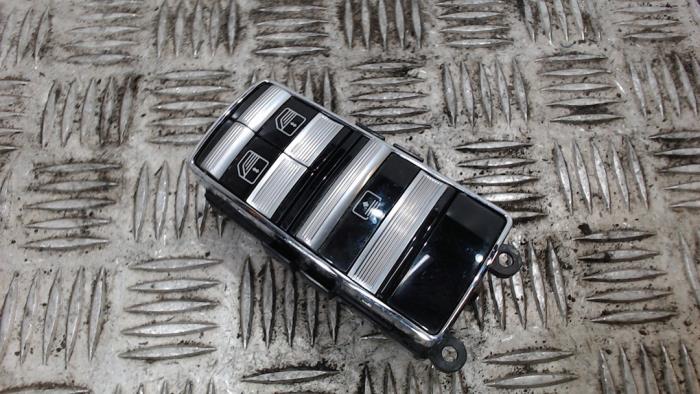 Usados Interruptor de ventanilla eléctrica Mercedes S (W221) 5.5 S-600 L 36V Twin Turbo Precio € 26,25 Norma de margen ofrecido por Binckhorst BV