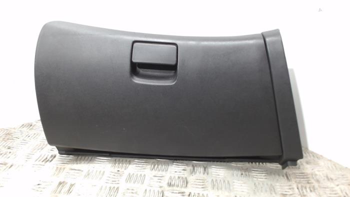 Begagnade Handskfack Kia Pro cee'd (EDB3) 1.4 CVVT 16V Pris € 36,75 Marginaltabell erbjuds av Binckhorst BV