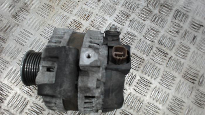 Dynamo från en Toyota Avensis Wagon (T27) 2.2 16V D-4D-F 150 2009