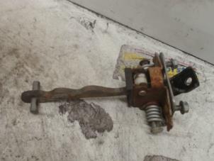 Usados Receptor de puerta de 4 puertas derecha detrás Peugeot 3008 I (0U/HU) 1.6 VTI 16V Precio € 15,75 Norma de margen ofrecido por Binckhorst BV