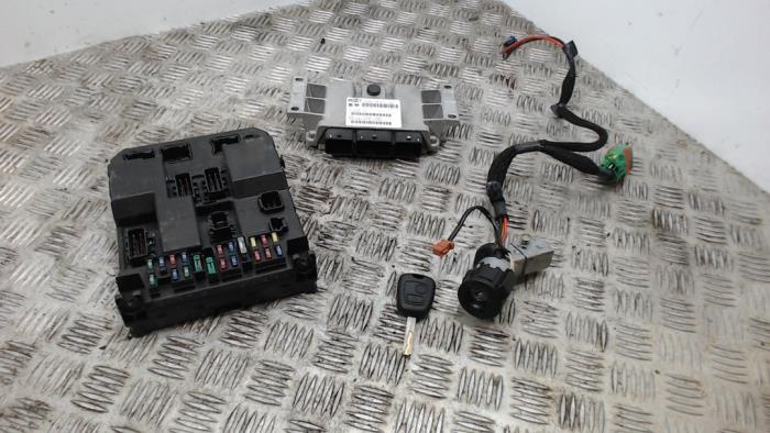 Used Ignition lock + computer Peugeot 307 CC (3B) 2.0 16V Price € 131,25 Margin scheme offered by Binckhorst BV