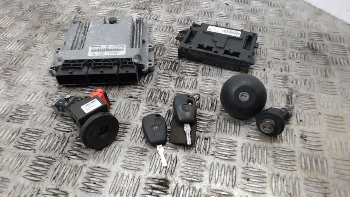 Used Ignition lock + computer Dacia Logan MCV II/III/Sandero Wagon 1.5 dCi 90 Price € 141,75 Margin scheme offered by Binckhorst BV