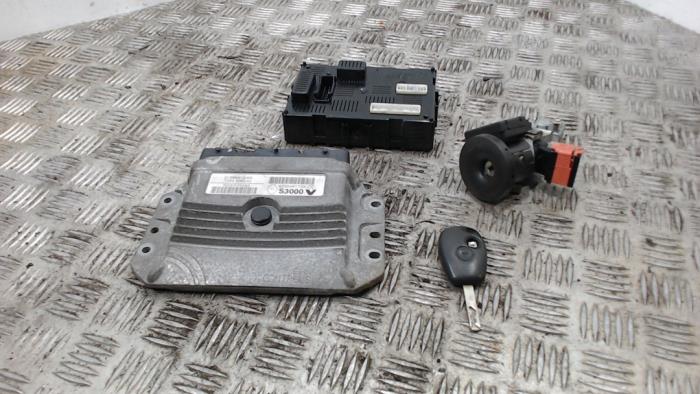 Used Ignition lock + computer Renault Clio III (BR/CR) 1.4 16V Price € 105,00 Margin scheme offered by Binckhorst BV