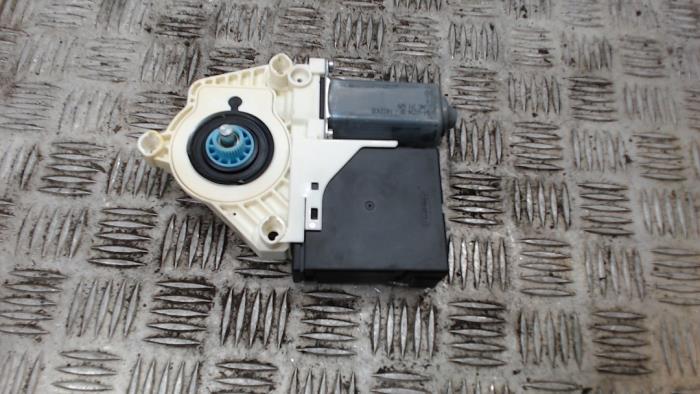 Usados Motor de ventanilla de puerta Seat Leon (1P1) 1.2 TSI Precio € 21,00 Norma de margen ofrecido por Binckhorst BV