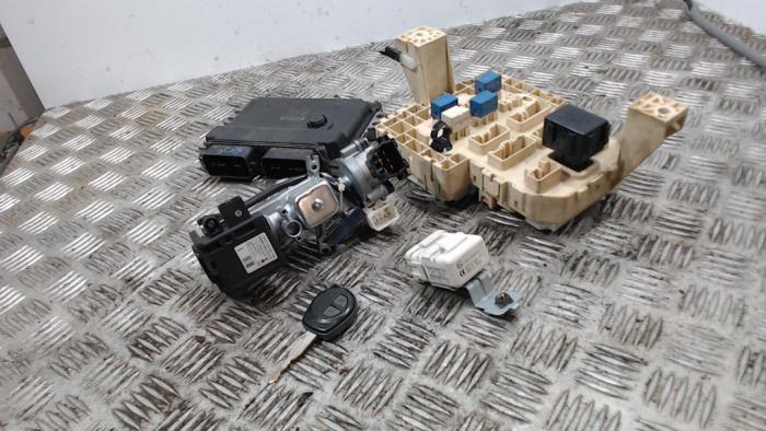 Used Ignition lock + computer Suzuki Swift (ZA/ZC/ZD1/2/3/9) 1.3 VVT 16V Price € 141,75 Margin scheme offered by Binckhorst BV